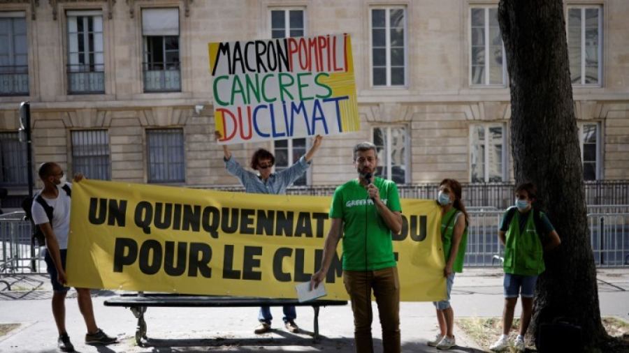 Γαλλία: Η Greenpeace επέστρεψε το κέρινο ομοίωμα του Μακρόν