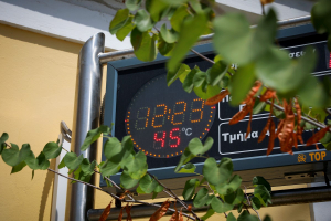 Καιρός: Ο καύσωνας «παραλύει» τη χώρα – Συναγερμός για φωτιές, σε επιφυλακή για μπλακ άουτ (βίντεο)