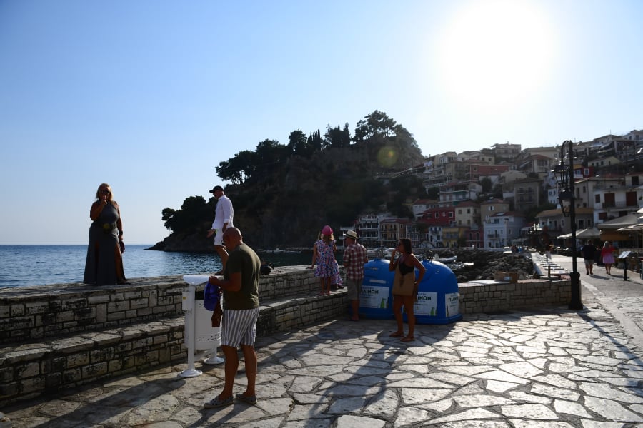 Ισχνή αύξηση στις τουριστικές αφίξεις τον Ιούνιο, ανησυχία για την πραγματική δυναμική του κλάδου
