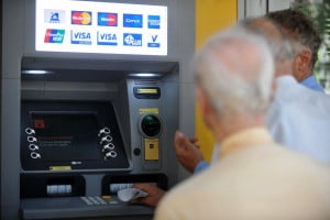 Τραπεζικές αναλήψεις από ΑΤΜ: Σε ισχύ οι νέες χρεώσεις - Τι αλλάζει σε κάθε τράπεζα