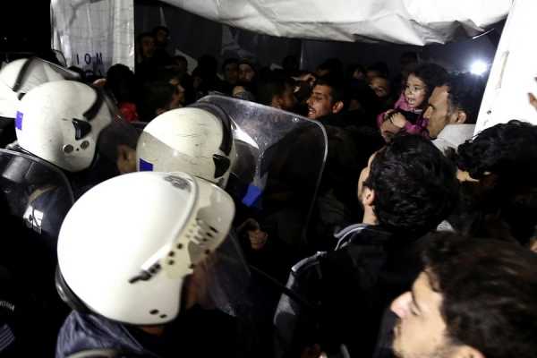 «Πεδίο μάχης» μεταξύ προσφύγων το hotspot της Χίου
