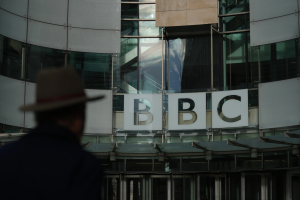 Το BBC ζήτησε συγγνώμη από τον Τραμπ για το μοντάζ, αλλά δεν θα καταβάλει αποζημίωση
