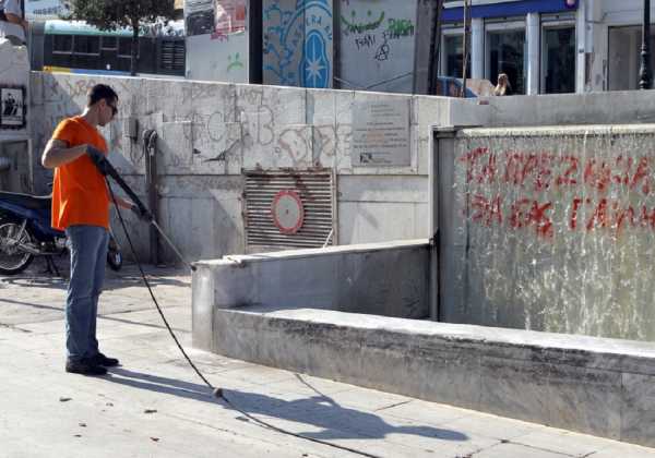 Ο δήμος Αθηναίων καθαρίζει πεζοδρόμια σήμερα Κυριακή
