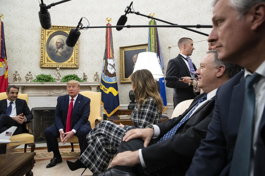 Γιατί διάλεξε το ακροδεξιό Breitbart για να στείλει μήνυμα στον Τραμπ ο Μητσοτάκης