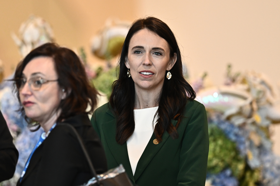 Αν και 42χρονών «συνταξιοδοτείται», η πρωθυπουργός της Νέας Ζηλανδίας κουράστηκε και πάει σπίτι