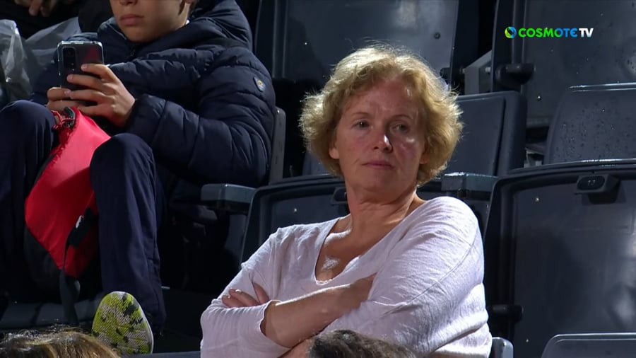 Ο Τσιτσιπάς έβρισε την μητέρα του στο γήπεδο και ζήτησε να φύγει (βίντεο)
