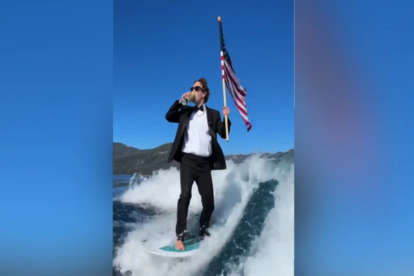 Ο Μαρκ Ζούκερμπεργκ κάνει σερφ με κοστούμι και παπιγιόν (Βίντεο)