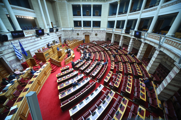Στη Βουλή η ρύθμιση για αξιόποινες πράξεις βουλευτές - Τι προβλέπει για κακουργήματα