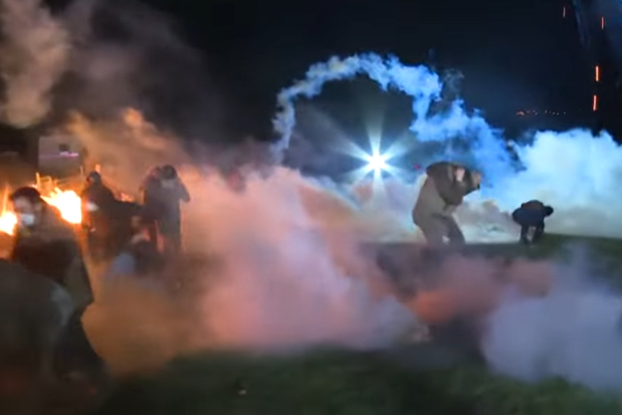 Γαλλία: Μπλόκα, συγκρούσεις και δακρυγόνα μεταξύ αγροτών και αστυνομίας - Για σφαγές βοοειδών (Βίντεο)