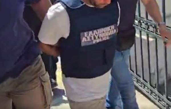 Γυναικοκτονία στον Βόλο: Με σκυμμένο κεφάλι στον εισαγγελέα - Η στιγμή που φτάνει στα δικαστήρια