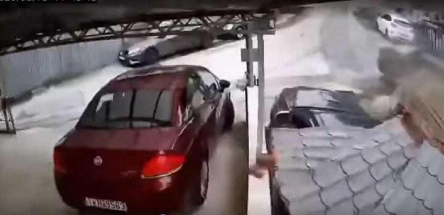 Ασβεστοχώρι: Αυτοκίνητο καρφώθηκε σε αυλή σπιτιού, από θαύμα γλίτωσαν παιδιά