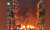 Επεισόδια στα Εξάρχεια τη νύχτα - Στις φλόγες αυτοκίνητα (Εικόνες - βίντεο)