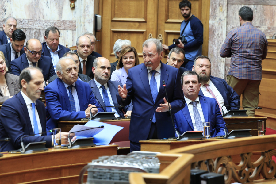 Σκληρή κριτική από βουλευτές της ΝΔ για «εμίρηδες» και «κακομοίρηδες»