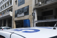 ΑΤ Ομονοίας: Φυλάκιση 4 ετών στους αστυνομικούς για τον βιασμό της 19χρονης - Ελεύθεροι μέχρι το Εφετείο