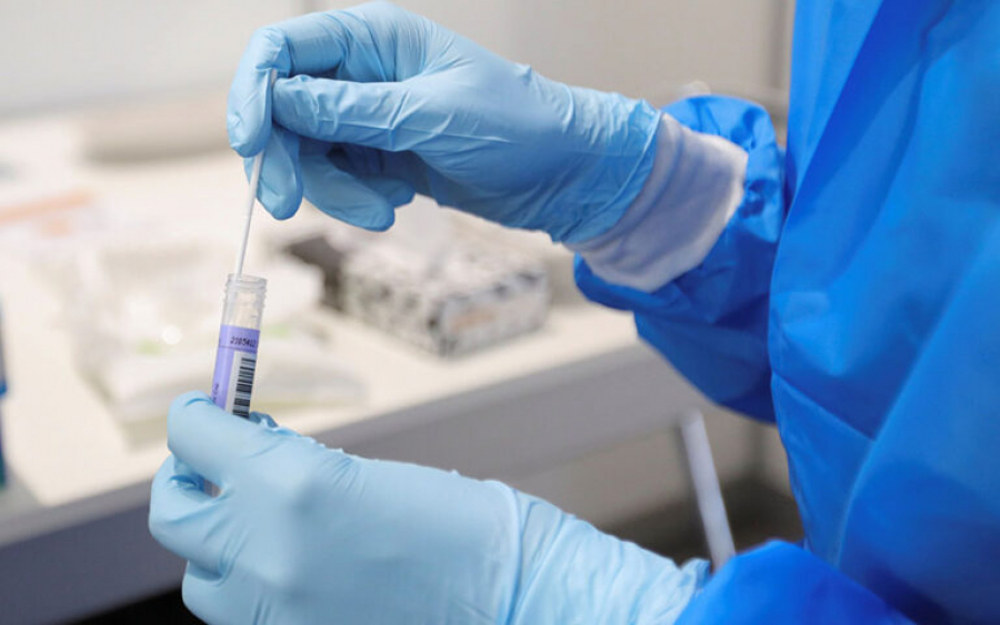 Λιγότερη θανατηφόρα η μετάλλαξη Όμικρον από την Δέλτα, τι έδειξε έρευνα