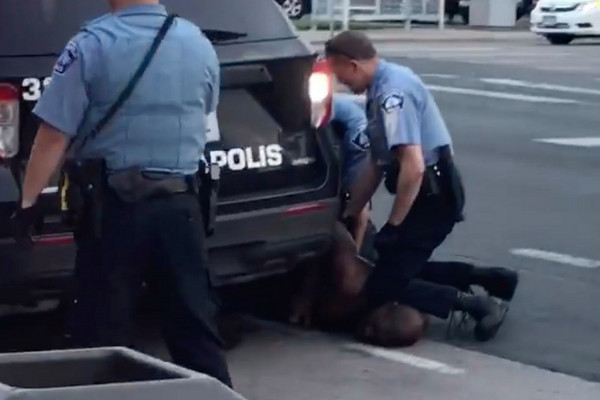 ΗΠΑ: Αστυνομικός σκότωσε Αφροαμερικανό πατώντας τον στον λαιμό στη Μινεάπολις
