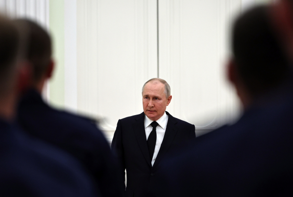 Pravfond: Πώς το Κρεμλίνο χρησιμοποιεί τους Ρώσους της διασποράς ως «βιτρίνα» για την εξαγωγή προπαγάνδας