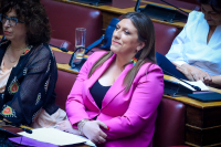 To συμβολικό αξεσουάρ της Ζωής Κωνσταντοπούλου στη Βουλή