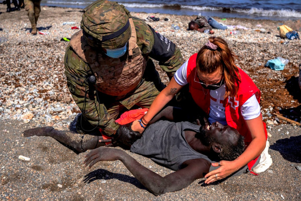 Μεταναστευτική κρίση στην Ισπανία: Χιλιάδες πρόσφυγες συρρέουν στη χώρα από το Μαρόκο, επενέβη ο στρατός (βίντεο, εικόνες)