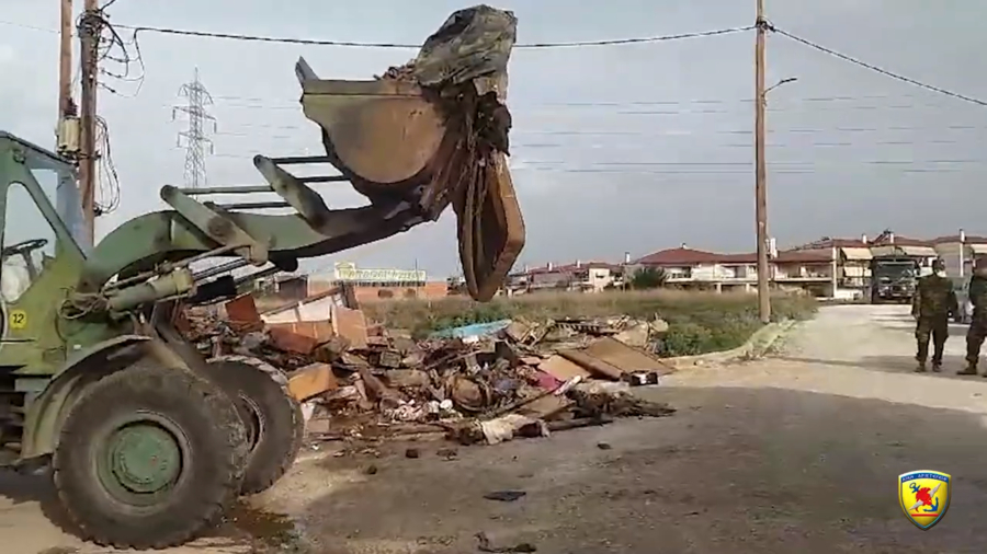 Απομακρύνουν τεράστια αντικείμενα από τους πλημμυρισμένους δρόμους, λίγες ώρες πριν τη νέα κακοκαιρία