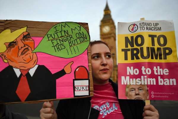 Βρετανία: Χιλιάδες κόσμου διαδήλωσαν έξω από το κοινοβούλιο ενάντια σε επίσκεψη του Τραμπ