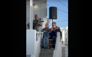 Τήνος: 6χρονος έπαιξε βιολί σε πανηγύρι και έκλεψε την παράσταση (Βίντεο)