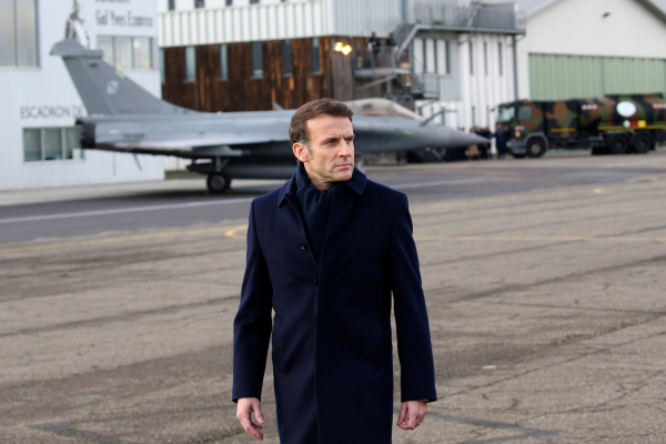 Στο «τραπέζι» βάζει ο Μακρόν τα πυρηνικά όπλα ως απάντηση στις απειλές Πούτιν