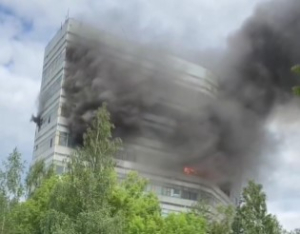 Εγκλωβισμένοι σε φλεγόμενο κτίριο στη Μόσχα - Σπάνε τα παράθυρα (Βίντεο)