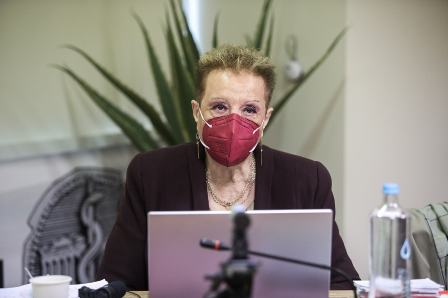 Βόμβα από Γιαμαρέλλου: «Η μετάλλαξη Όμικρον μπορεί να ξαναμολύνει το ίδιο άτομο 4-5 φορές»