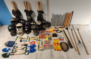 Σουγιάδες, ρόπαλα και κράνη στον σύνδεσμο του ΠΑΟΚ που μπήκε η Αστυνομία, η ανακοίνωση της ΕΛΑΣ