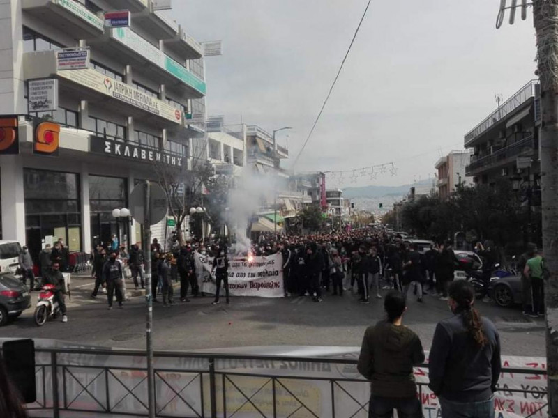 Μπαράζ συγκεντρώσεων σε πλατείες και γειτονιές κατά της αστυνομικής βίας (vid)