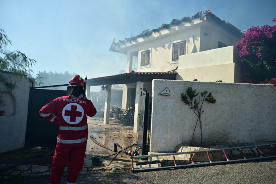 Στάχτη και αποκαΐδια από την φωτιά στην Παλαιά Φώκαια - Κόποι μιας ζωής χάθηκαν σε λίγα λεπτά