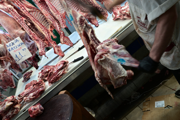 Ανεξέλεγκτες οι ανατιμήσεις στο κρέας: Μειωμένη παραγωγή και εξάρτηση από εισαγωγές τροφοδοτούν τις τιμές
