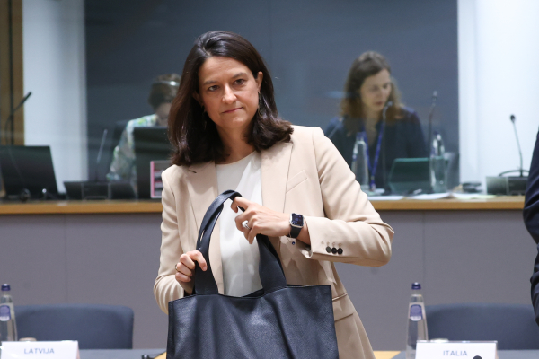 Πού είναι η υπουργός Εργασίας;