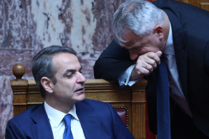 Μητσοτάκης και Βορίδης: Το… Κέντρο αγκαλιά με τα (δεξιά) άκρα