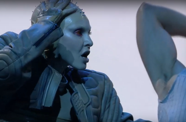 Η Τάμτα μεταμορφώθηκε ξανά για το MadWalk 2024 - Βγαλμένη από ταινία sci-fi (Βίντεο)