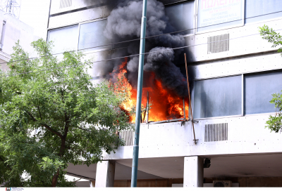 Μεγάλη φωτιά κοντά στο υπουργείο Υγείας - Εκκενώθηκε κτίριο (εικόνες)