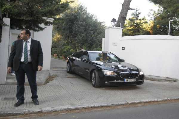 Στο ''σφυρί'' τα υπουργικά αυτοκίνητα, με τι μετακινούνται οι νέοι υπουργοί