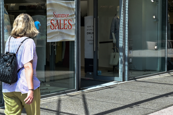 Greek Retail Sentiment Slumps in July Amid Rising Uncertainty