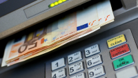 Στα 211,6 δισ. ευρώ μειώθηκαν οι τραπεζικές καταθέσεις – Μηναία υποχώρηση κατά 2,2 δισ. ευρώ