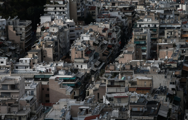 «Ο γιος μου παίρνει 800 ευρώ και δίνει 400 ευρώ στο ενοίκιο»