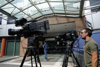 Μπρος εργασιακός… γκρεμός και πίσω «μαύρο» ρέμα για τους εργαζόμενους στην τηλεόραση