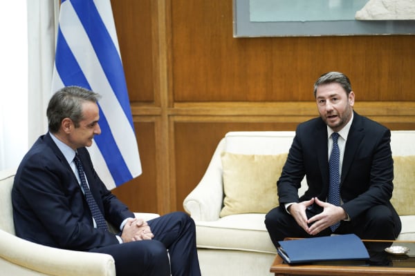 Σύγκρουση ΝΔ - ΠΑΣΟΚ με το βλέμμα στο κέντρο