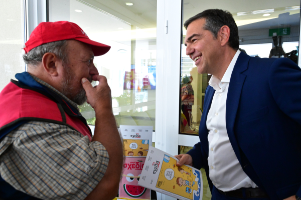 Με «Σχεδία» και ευχές η είσοδος Τσίπρα στο «Σεράφειο»