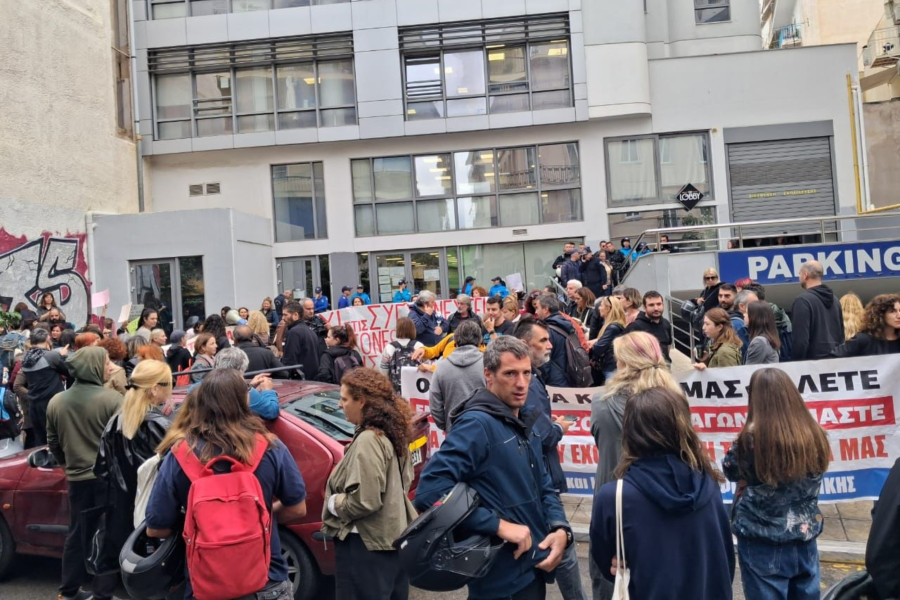 Νέα Αριστερά: Να αποσύρει τώρα η κυβέρνηση τα ΜΑΤ από τη Διεύθυνση Πρωτοβάθμιας (Εικόνες και Βίντεο)