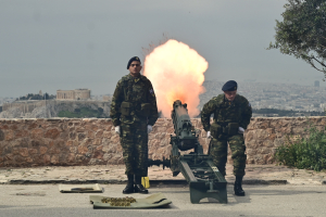 28η Οκτωβρίου: Το έθιμο των 21 κανονιοβολισμών από τον Λυκαβηττό