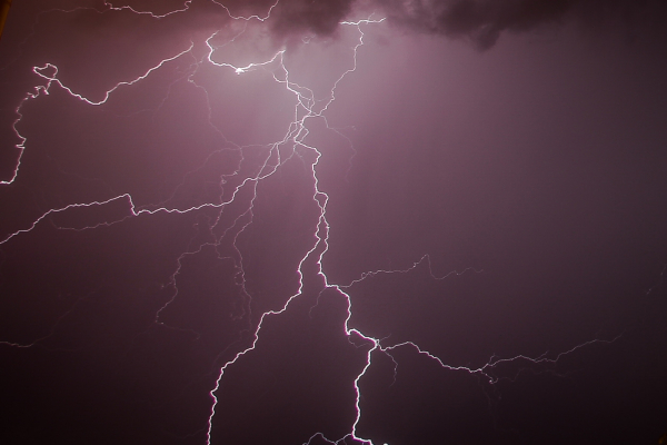 Κακοκαιρία: Κεραυνοί και καταιγίδες στον Σαρωνικό