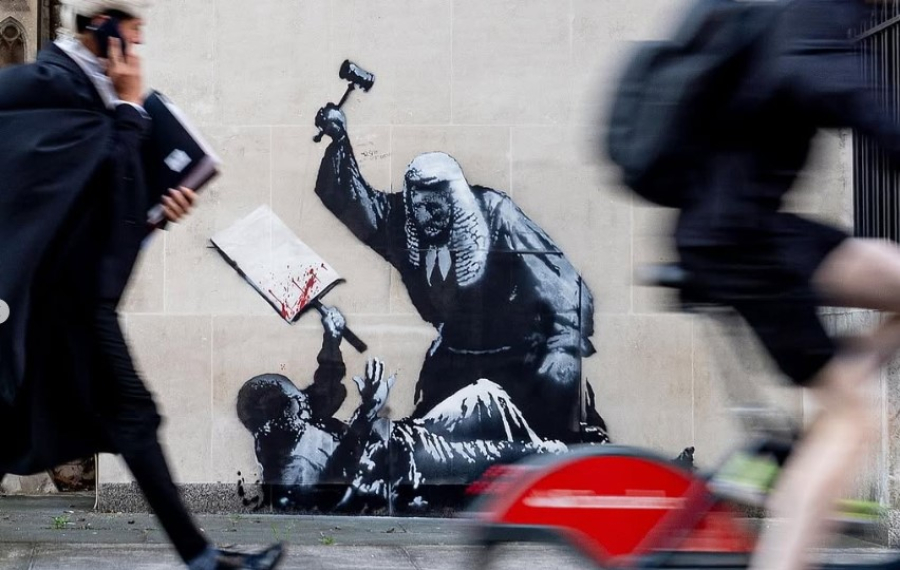 Το νέο γκράφιτι του Bansky στα Δικαστήρια του Λονδίνου προκαλεί αντιδράσεις - Θα αφαιρεθεί