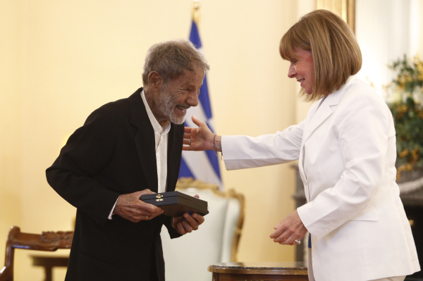 Παρασημοφόρηση του Σταύρου Ξαρχάκου από την ΠτΔ