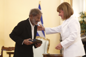 Παρασημοφόρηση του Σταύρου Ξαρχάκου από την ΠτΔ
